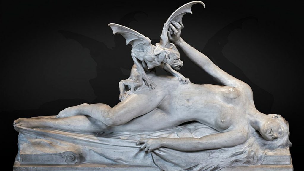 The nightmare de Eugéne Thivier. Escultura de mujer durmiendo siendo atacada por un demonio.
