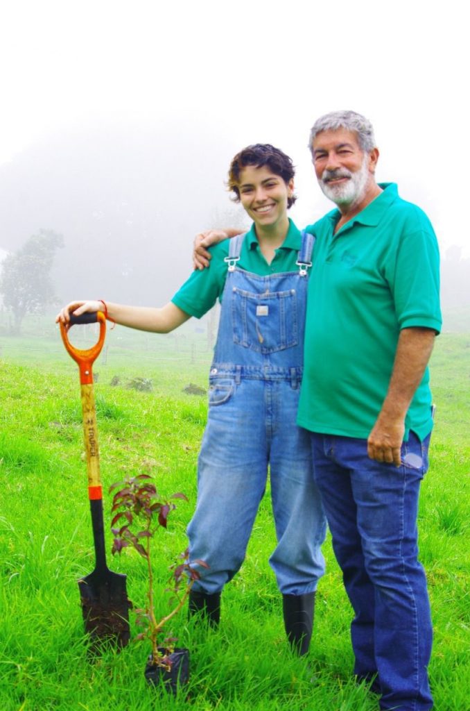 Giugliana Protti,  directora y cofundadora de la Fundación Bosque Vivo (a la derecha), rehabilitando bosques en conjunto con Pierre Protti (a la izquierda).