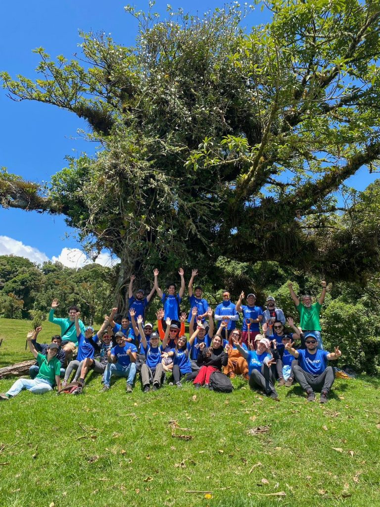 Fundación Bosque Vivo está rehabilitando bosques con esfuerzo y dedicación. Un evento de rehabilitación de bosques con apoyo del voluntariado.