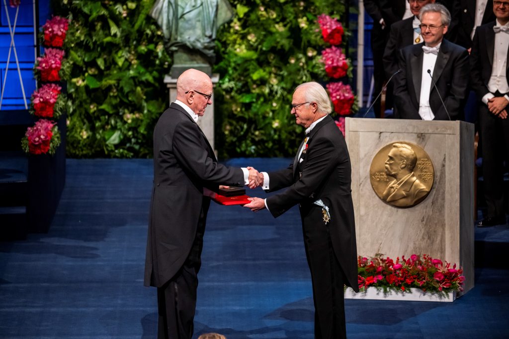 Barry Sharpless recibe el premio Nobel en 2022.